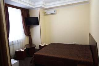 Мини-отель Оскар Симферополь Стандартный двухместный номер с 1 кроватью или 2 отдельными кроватями-1